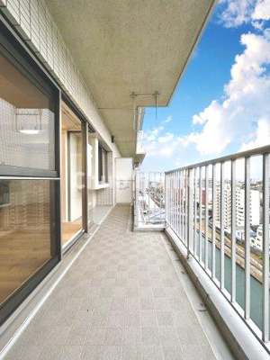 【バルコニー】 | ダイアパレス猿江恩賜公園 | 【バルコニー】幅もあって、奥行きもあるゆとりのバルコニー。洗濯物を干したり乾かしたりだけでなく、ただ出てみるだけでも気持ちいいですよ。
