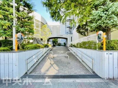 【エントランス】 | ダイアパレス猿江恩賜公園 | 【エントランス】マンションのエントランスは、その物件の印象を決める、顔とも言える場所です。毎日通る場所ですからきれいなのが一番です。エントランス内はオートロックですので暮らしの安全も確保されています。