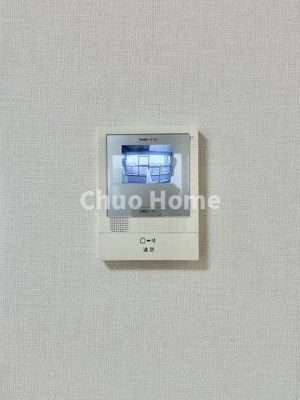 【セキュリティ】 | ダイアパレス猿江恩賜公園 | 【モニターホン】誰が来たかすぐにわかるカラーモニター付きインターホン。通話ボタンを押すまでは室内の音は漏れていませんので相手を確かめてから応対できます。