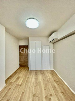 【寝室】 | ダイアパレス猿江恩賜公園 | 【寝室】心と体をゆったりと安らげる主寝室。寝室のゆとりが大きい分だけ、暮らしの安らぎは深まります。一日の疲れを癒すだけでなく、ご夫婦の親密な語らいを紡ぎ出します