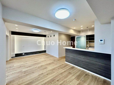 【キッチン】 | ダイアパレス猿江恩賜公園 | 視界に広がりを生むオープンなキッチン。料理や片付けをしながら、家族との会話を楽しんだり、リビングで遊ぶ子どもを見守れます。ご見学時には家具の配置などもイメージしながらぜひご覧になって見て下さい。