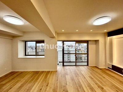 【居間・リビング】 | ダイアパレス猿江恩賜公園 | 【リビングダイニング】一日の中で多くの時間を過すことになるリビングダイニングだからこそ、いつも穏やかな空間であることが必然。爽やかな通風と採光を存分に感じる事が出来る空間です。