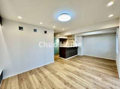 【ダイニング】 | ダイアパレス猿江恩賜公園 | 【ダイニング】忙しい朝でも、しっかり家族が揃って食事をして頂けるゆとりある大きさのダイニングスペース。奥様が作る手料理をカウンター越しに受けとって頂き、テーブルで囲む素敵な時間を存分に愉しんで下さい。