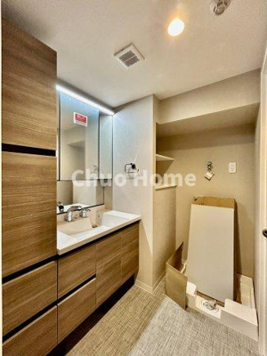 【脱衣所】 | ダイアパレス猿江恩賜公園 | 【洗面所】明るい洗面所は朝をすっきりさせてくれる空間です。バタバタしている忙しい朝でも収納が多い洗面台では短い時間で効率良く支度ができます。