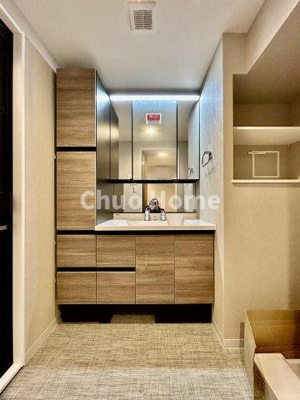 【独立洗面台】 | ダイアパレス猿江恩賜公園 | 【洗面化粧台】洗面化粧台には三面鏡を採用。身だしなみを整えやすい事はもちろんですが、鏡の後ろに収納スペースを設ける事により、散らかりやすい洗面スペースをすっきりさせる事が出来るのも嬉しいですね