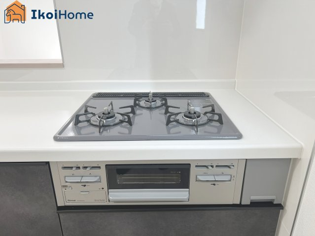 神戸市西区樫野台6丁目　A号棟　新築戸建のキッチン|【ホームページに現地動画掲載中】●年中無休：当日予約可●三口コンロには火口にＳＩセンサーを搭載！