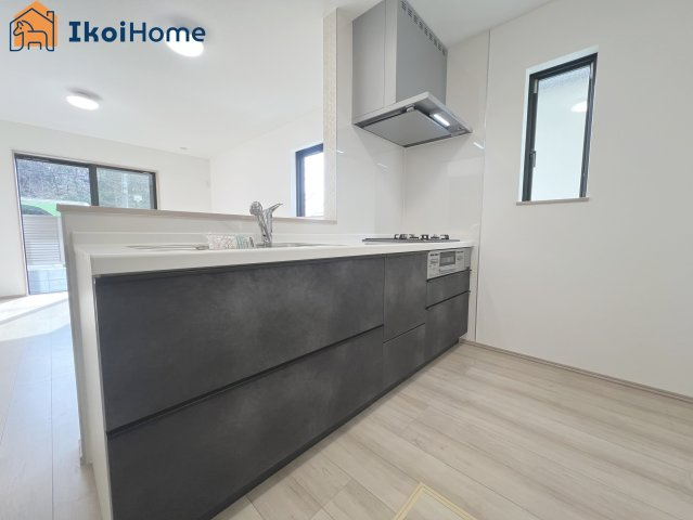 神戸市西区樫野台6丁目　A号棟　新築戸建のキッチン|【ホームページに現地動画掲載中】●年中無休：当日予約可●キッチン同色のカップボードご依頼も承ります