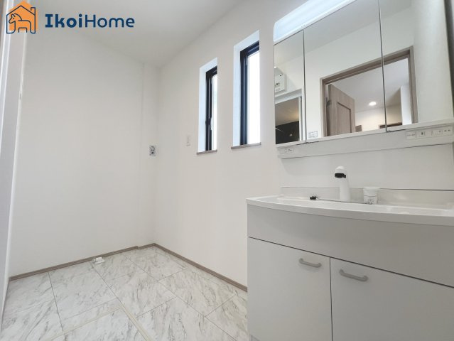 神戸市西区樫野台6丁目　A号棟　新築戸建の洗面所|【ホームページに現地動画掲載中】●年中無休：当日予約可●畳２枚分の一般的な洗面室。小窓もあります！