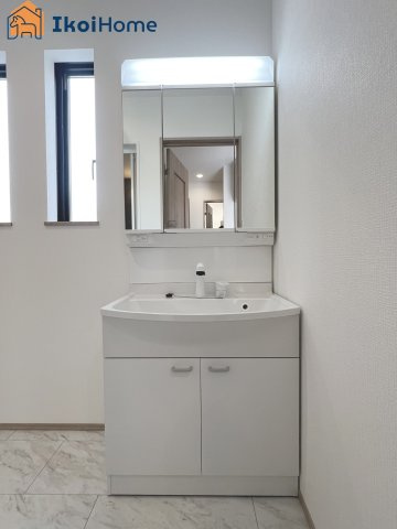 神戸市西区樫野台6丁目　A号棟　新築戸建の洗面所|【ホームページに現地動画掲載中】●年中無休：当日予約可●お化粧をする時に便利な３面鏡。