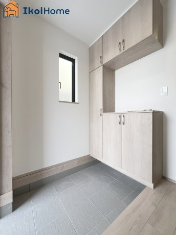 神戸市西区樫野台6丁目　A号棟　新築戸建の玄関|【ホームページに現地動画掲載中】●年中無休：当日予約可●玄関にはコの字型のシューズボックスを完備！