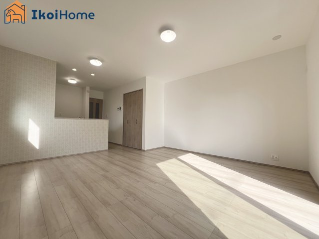 神戸市西区樫野台6丁目　A号棟　新築戸建の居間・リビング|【ホームページに現地動画掲載中】●年中無休：当日予約可●カウンターキッチンからは室内が見渡せます。