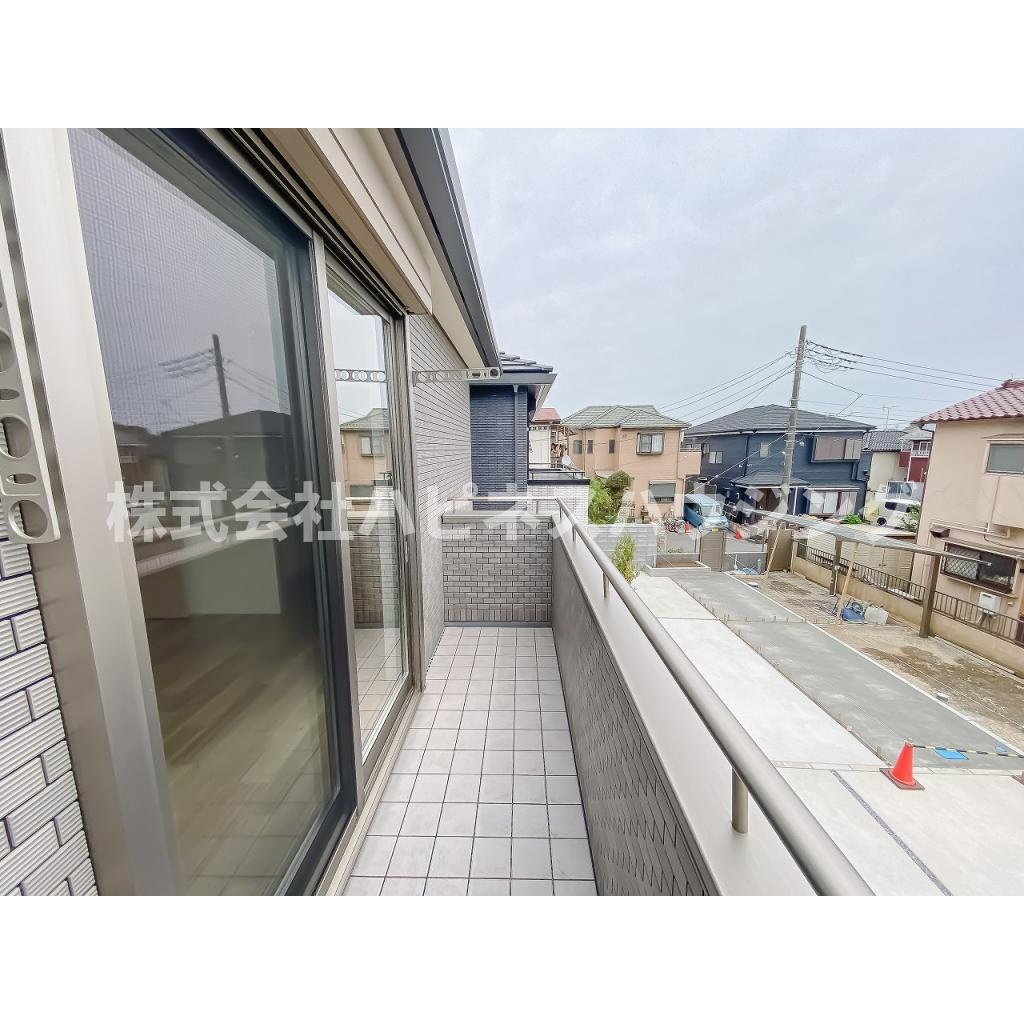 青葉台戸建貸家のバルコニー|開放的で明るい空間を演出してくれるバルコニーです