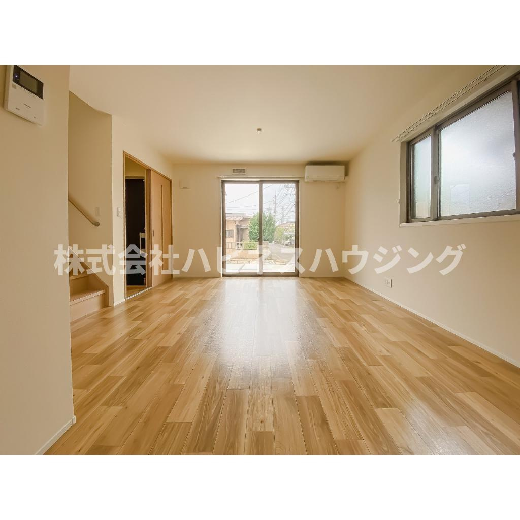 青葉台戸建貸家の居間・リビング|ゆったり過ごせるリビングです