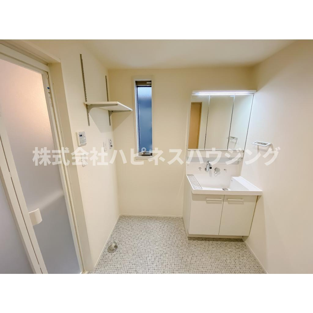 青葉台戸建貸家の洗面所|脱衣スペースもあります