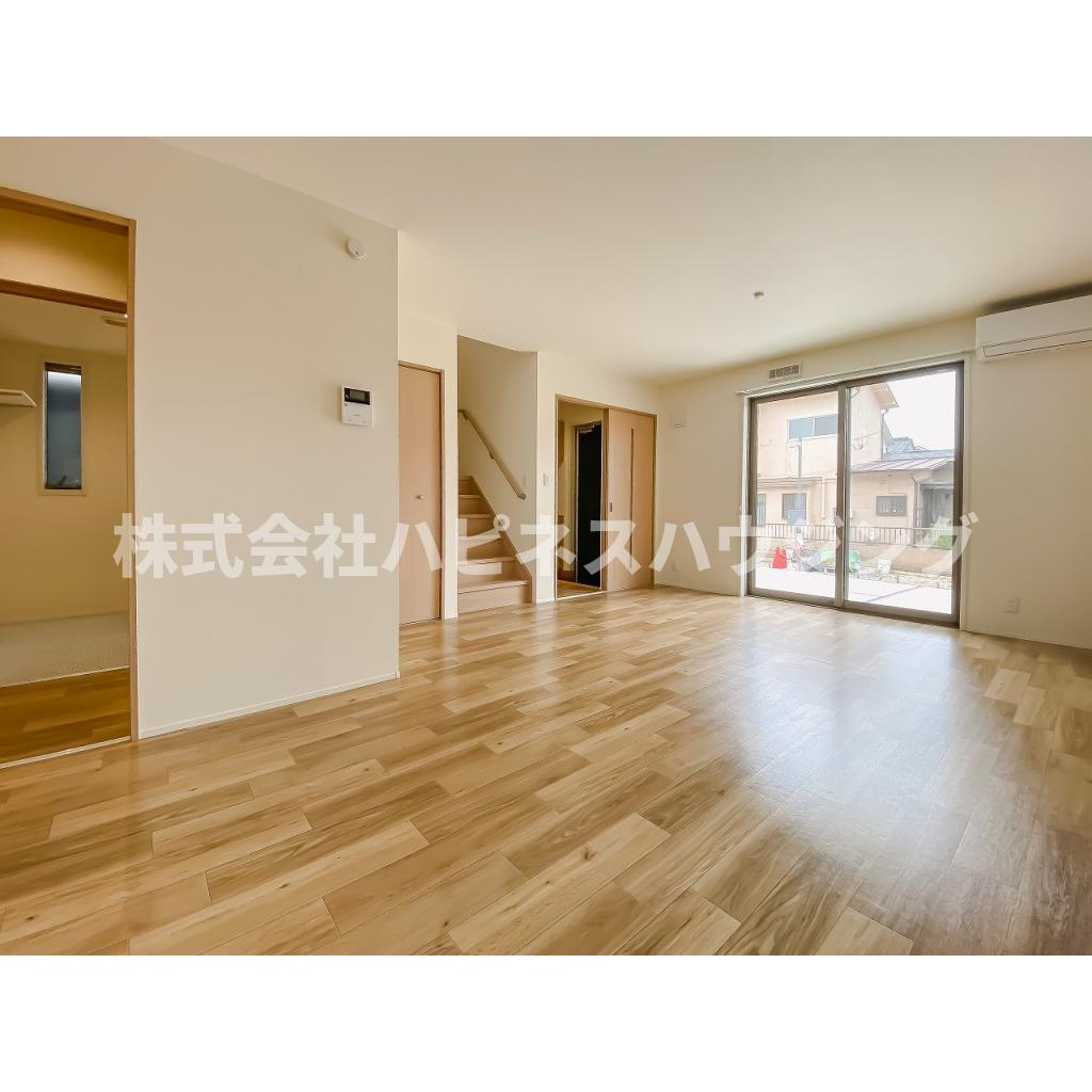 青葉台戸建貸家の内装|おしゃれなリビングです