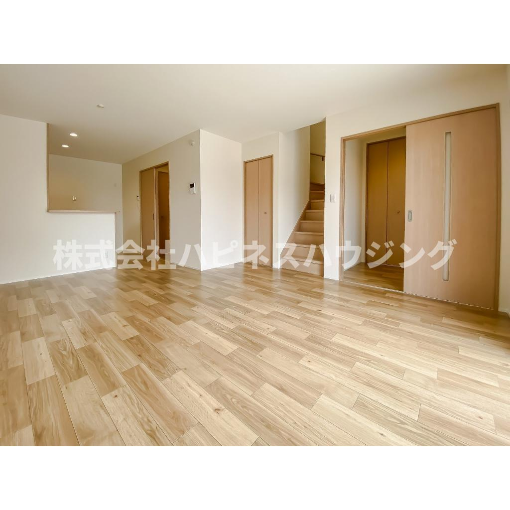 青葉台戸建貸家のその他|ゆったり過ごせる居間です