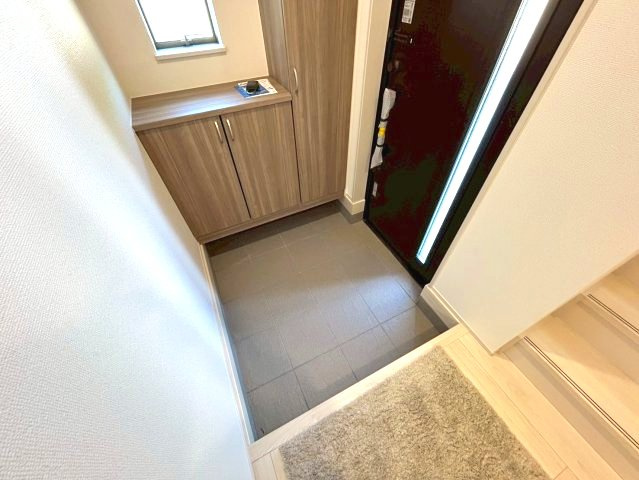 三木市岩宮　全４-G棟の玄関