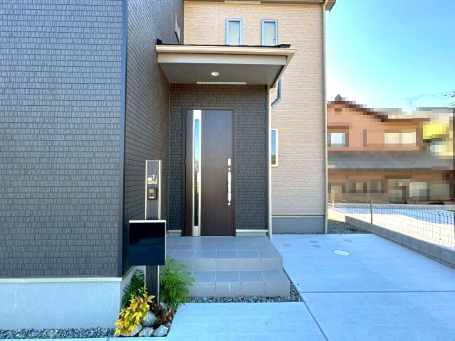 三木市岩宮　全４-G棟のエントランス