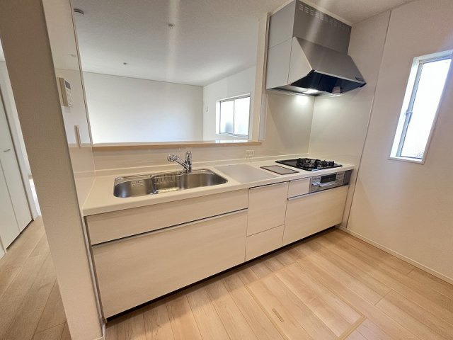 【キッチン】 | 練馬区南大泉2丁目　新築一戸建住宅　全1棟　(保谷店) | 収納豊富なシステムキッチンで調理道具がスッキリと片付きます。