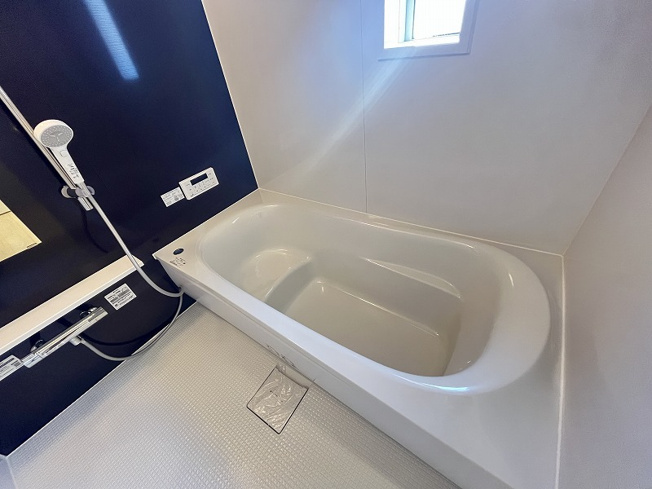 【浴室】 | 練馬区南大泉2丁目　新築一戸建住宅　全1棟　(保谷店) | 1日の疲れを癒す広々としたバスルーム。浴室乾燥機が備わり、天候を気にせず洗濯物を干すことが可能です。