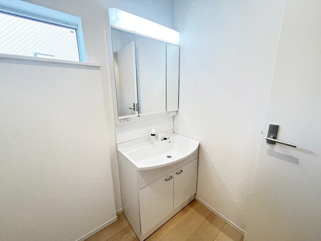 【独立洗面台】 | 練馬区南大泉2丁目　新築一戸建住宅　全1棟　(保谷店) | 洗面台には大きく見やすい三面鏡が付いているので、身支度がスムーズに行えます。