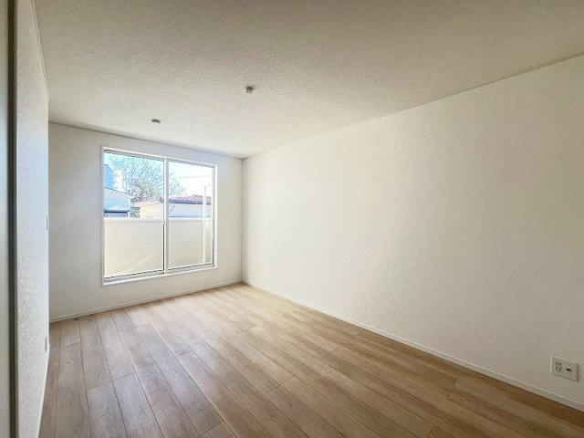 【寝室】 | 練馬区南大泉2丁目　新築一戸建住宅　全1棟　(保谷店) | 2階7.75帖/落ち着いた色味のクロスとフローリングでほっと一息つける空間。