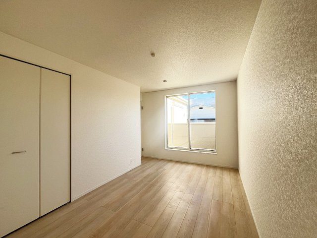 【寝室】 | 練馬区南大泉2丁目　新築一戸建住宅　全1棟　(保谷店) | 2階7.75帖/東向きの窓から暖かな陽射しが差し込み、目覚めの良い朝を迎えられそうです。