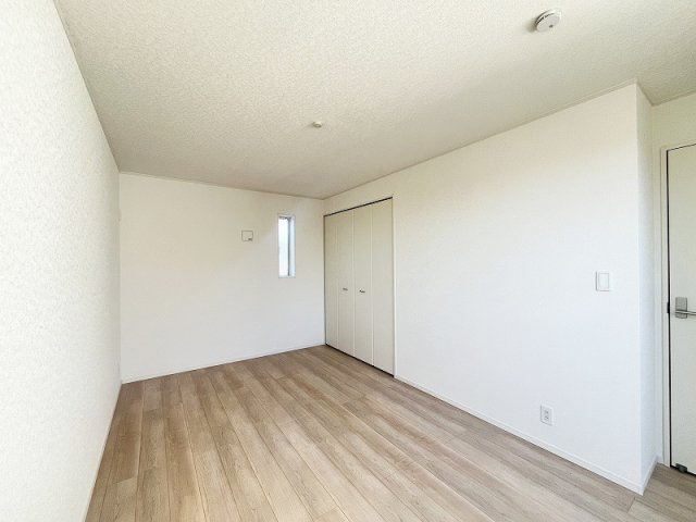 【寝室】 | 練馬区南大泉2丁目　新築一戸建住宅　全1棟　(保谷店) | 2階7.75帖/広々とした空間なので、大きな家具を置いてもゆったりと落ち着けるスペースを確保しやすいです。
