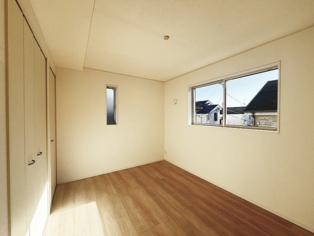 【子供部屋】 | 練馬区南大泉2丁目　新築一戸建住宅　全1棟　(保谷店) | 2階6帖東側/全居室に収納スペースが備わりお部屋を広々お使いいただけます。