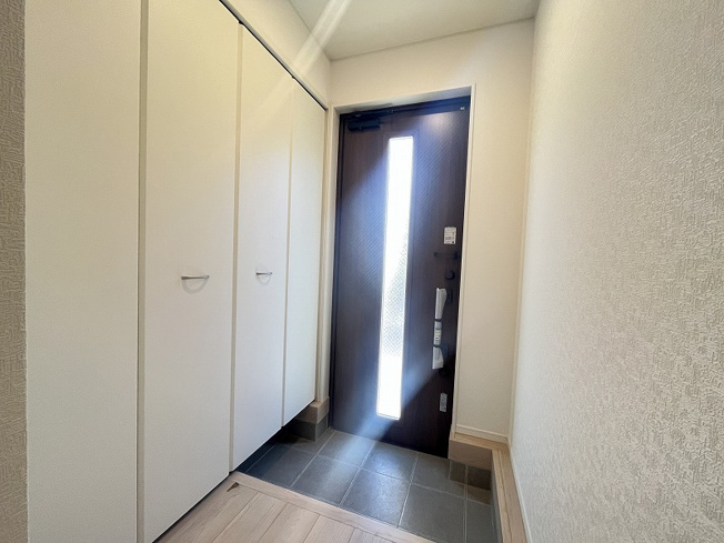 【玄関】 | 練馬区南大泉2丁目　新築一戸建住宅　全1棟　(保谷店) | 大容量のシューズボックス付きなのでスッキリとした玄関を保ちやすいです。
