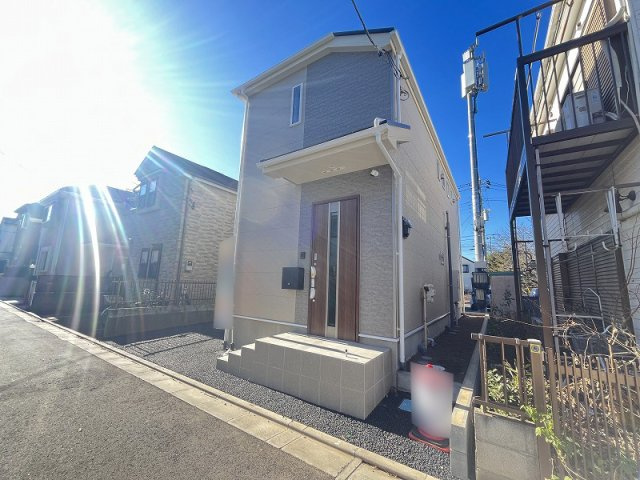 【外観】 | 練馬区南大泉2丁目　新築一戸建住宅　全1棟　(保谷店) | 完成済みの為、実際に室内のご見学が可能です。お問い合わせの上、ぜひ現地をご確認ください！