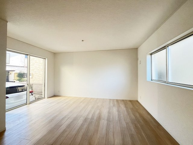 【居間・リビング】 | 練馬区南大泉2丁目　新築一戸建住宅　全1棟　(保谷店) | 対面に窓があることで風通しが良く快適な空間です。