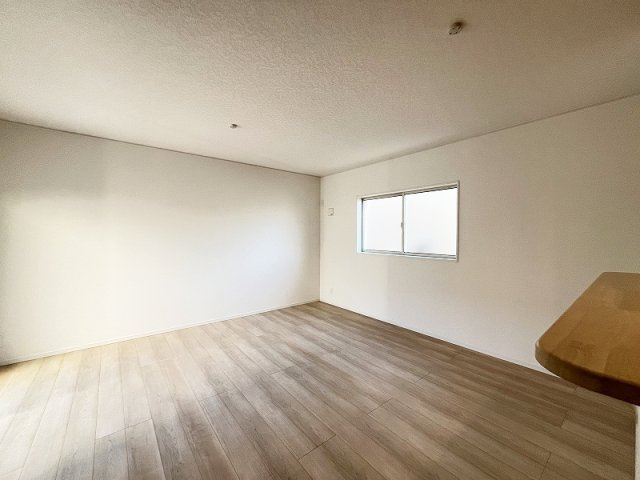 【居間・リビング】 | 練馬区南大泉2丁目　新築一戸建住宅　全1棟　(保谷店) | 生活感を隠しつつ日常使いの物をすぐ近くに置いておけるリビング収納付き。掃除用具や家電もスッキリと片付きやすいです。