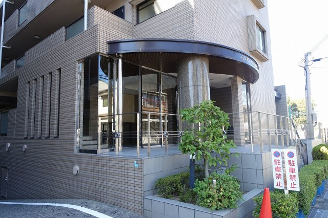 グローリー甲子園のエントランス