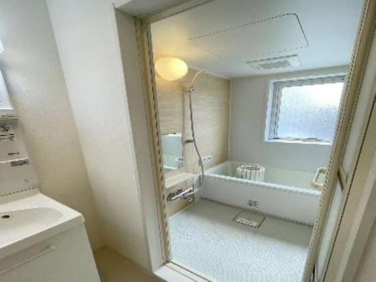 【浴室】 | 本町マンション | 一日の疲れが癒される優雅な時間を堪能できるゆとりあるバスルームです。