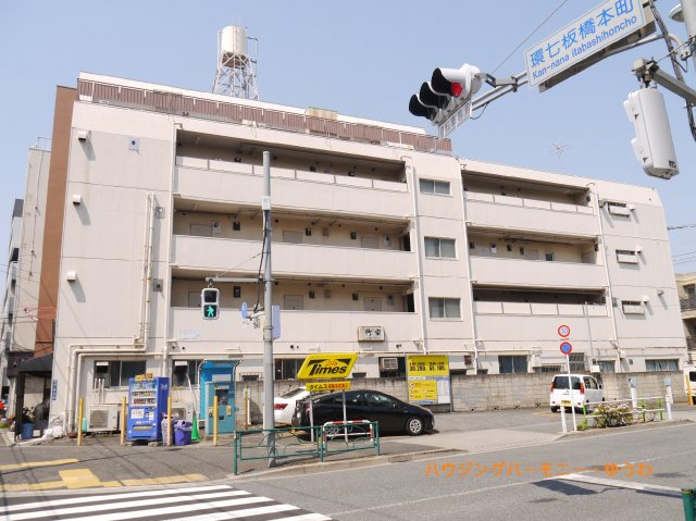 【外観】 | 本町マンション | 陽光浴びる外観がシンプルな外観をより際立たせ、人々の記憶に存在感を植え付けます。