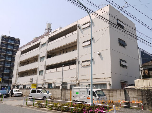 【外観】 | 本町マンション | 穏やかな風と陽光を導き、プライバシーに配慮された設計プランを採用し、居住性を一段と心地よいものにしています。