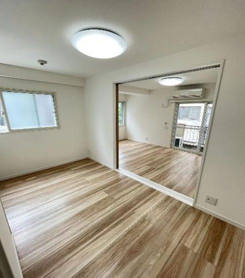 【洋室】 | 本町マンション | 暖かいひだまりを全身で感じ取れる室内。