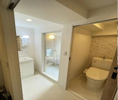 【トイレ】 | 本町マンション | 白を基調とした清潔感があるトイレ。温水洗浄便座付きです。