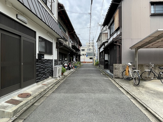 紫野上柏野町 中古戸建の前面道路含む現地写真