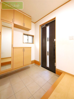 【玄関】 | 平日・土日も見学できます　再生住宅　4SLDK　実籾 | 現地