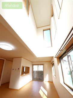 【居間・リビング】 | 平日・土日も見学できます　再生住宅　4SLDK　実籾 | 現地
吹抜け