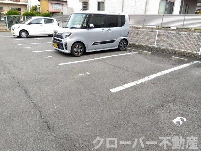 レオパレスキララの駐車場