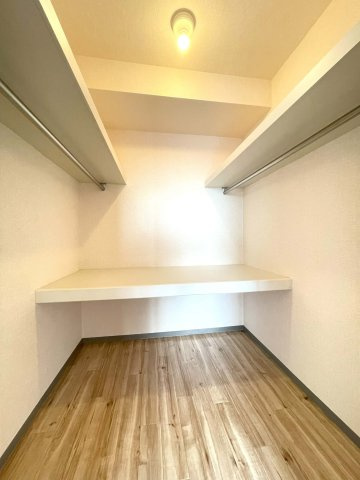 セキネマンションⅡの収納|ウォークインクローゼット※同タイプ・別室の写真になります。