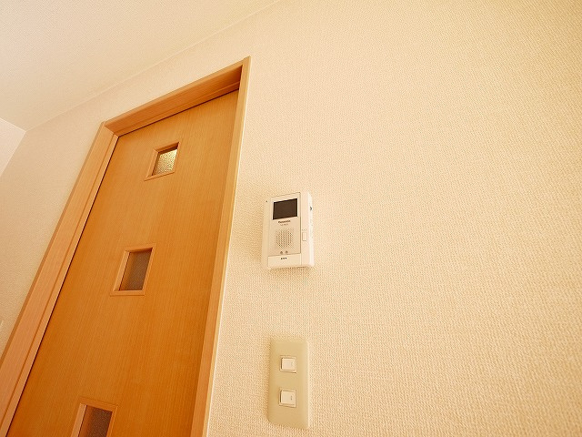 グランシャリオのセキュリティ|お顔が見えるモニター付きインターホンで安心。