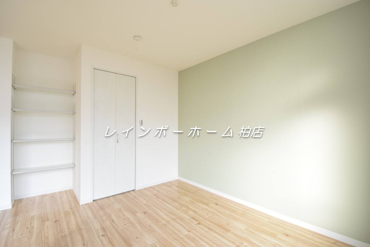 ＼＼【LINE連絡可】接客・申込・契約すべてオンライン完結可／／の寝室|明るい色調の室内です