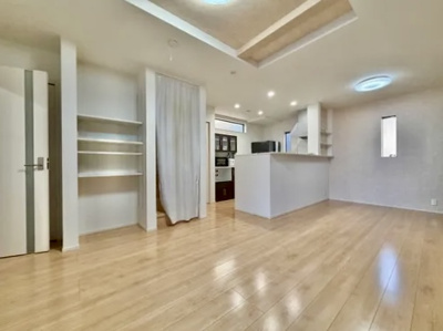 【居間・リビング】 | 葛飾区西水元2丁目中古住宅 | 【居間・リビング】「ＬＤＫは家族団らんをデザイン」広いＬＤＫでは家族が集まり一緒の時間を過ごせる工夫がされております。何気ない一日の当たり前のひとコマがいつか一生の宝物になります