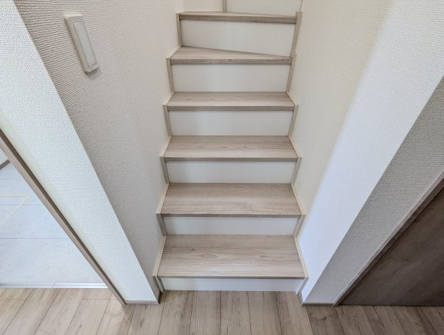 大塚町1905番の収納|階段です。手摺がついているので上り下りが安心です。