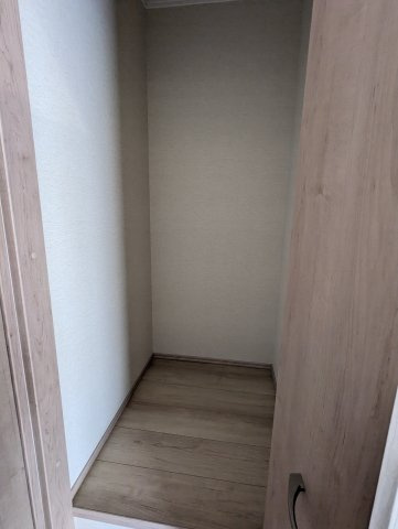 大塚町1905番の収納|廊下にある収納には、学校用具や季節ものの家電をしまっておくのに最適です