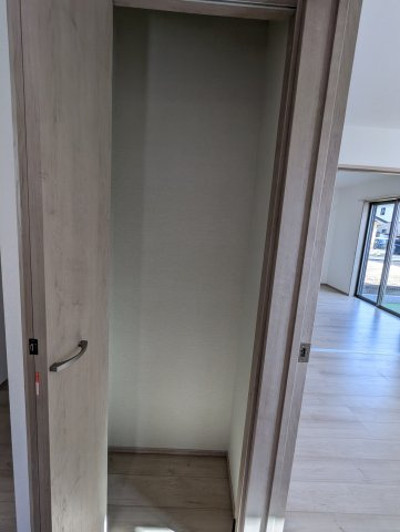 大塚町1905番の収納|1階のクローゼットには、季節ものの家電や掃除機などがすっきり収納できます